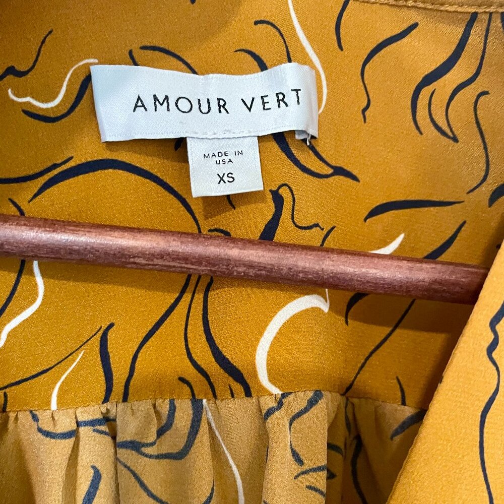 Amour Vert Women’s Kaya Silk V-Neck Blouse In Wild Horse Print - Picture 4 of 8
